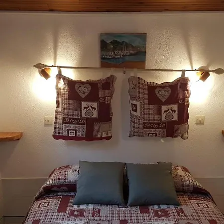 Beau De Type F3 Avec Jardin Fleuri A 5 Min De La *