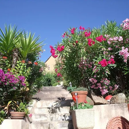 Prázdninový dům Beau De Type F3 Avec Jardin Fleuri A 5 Min De La *