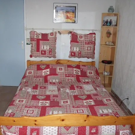 Beau De Type F3 Avec Jardin Fleuri A 5 Min De La